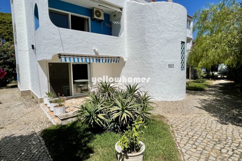 Acolhedor T2 no rés-do-chão com piscina e jardim comum em Quarteira